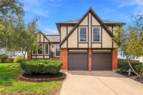 Photo of 12604 Fountain Lake Drive, Grandview, MO 64030 (MLS # 2647497)
