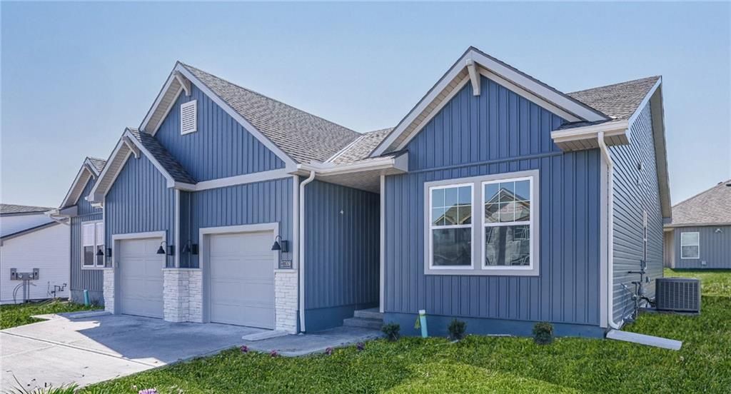 Photo of 12405 S Acacia Drive, Lees Summit, MO 64086 (MLS # 2614971)