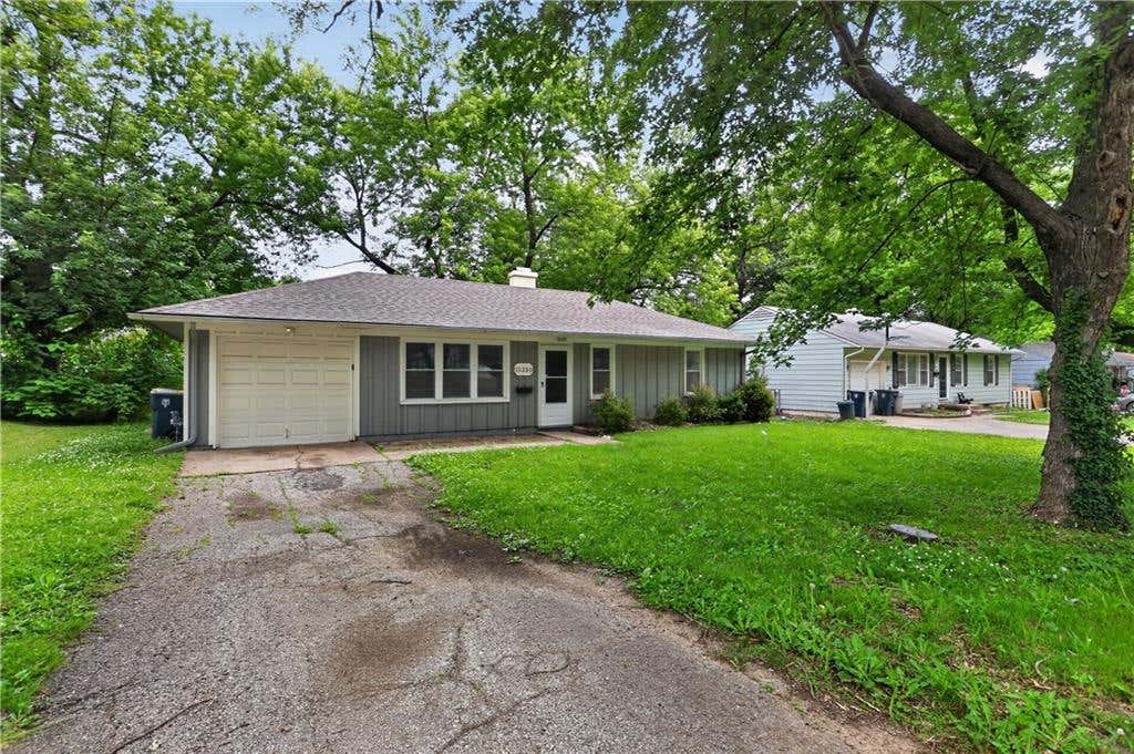 Photo of 11220 Marsh Avenue, Kansas City, MO 64134 (MLS # 2618672)