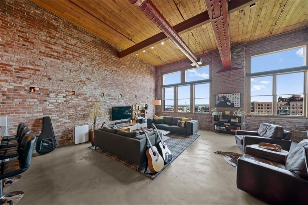 306 W 7th Street 305