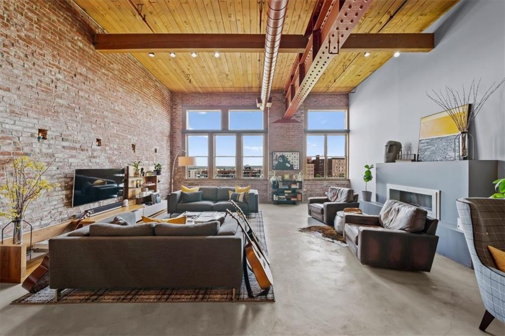 306 W 7th Street 305