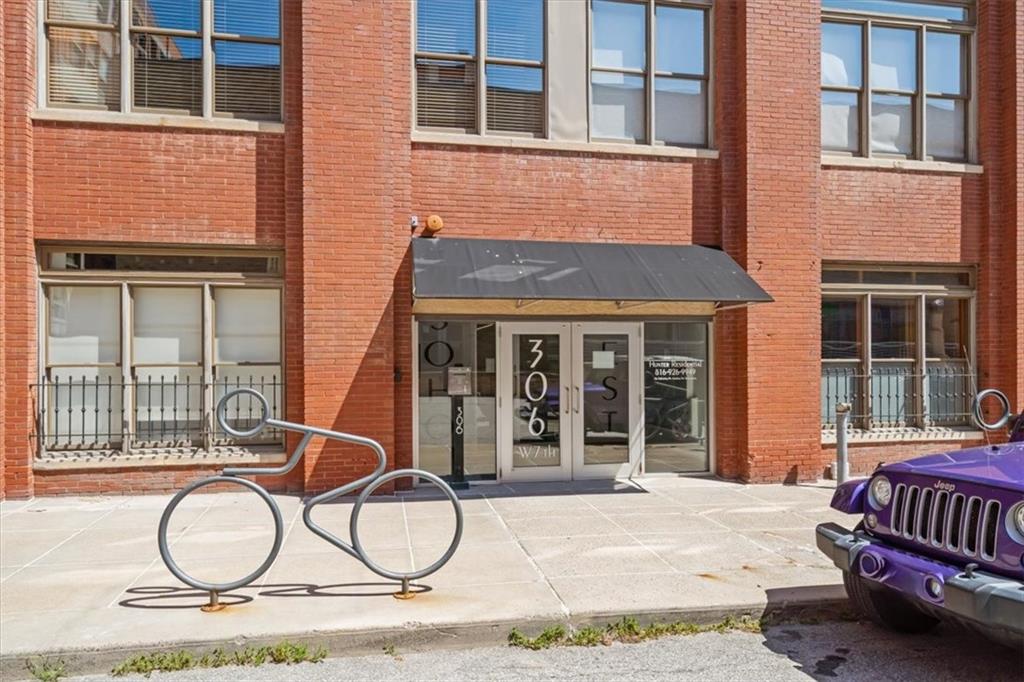 306 W 7th Street 305