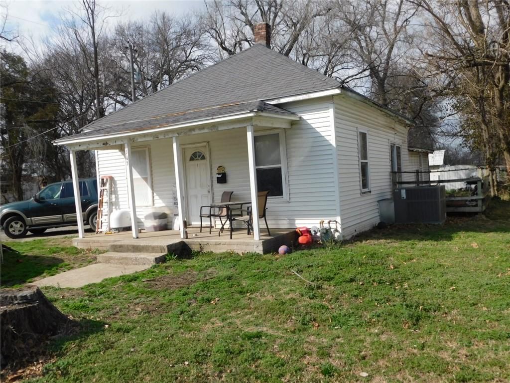 Photo of 305 E Forest Street, Pittsburg, KS 66762 (MLS # 2607536)