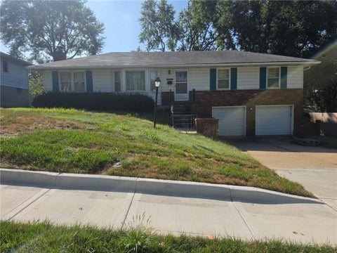 Photo of 10119 W 92nd Street, Overland Park, KS 66212 (MLS # 2643681)