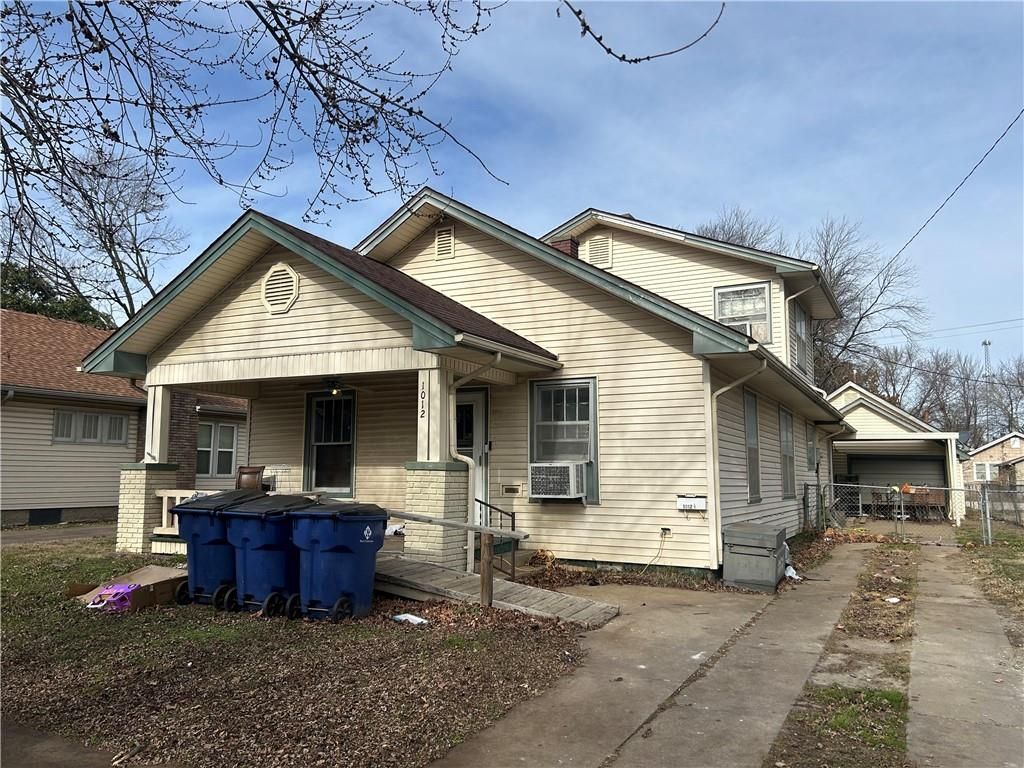 Photo of 1012 W 4th Street, Coffeyville, KS 67337 (MLS # 2592228)