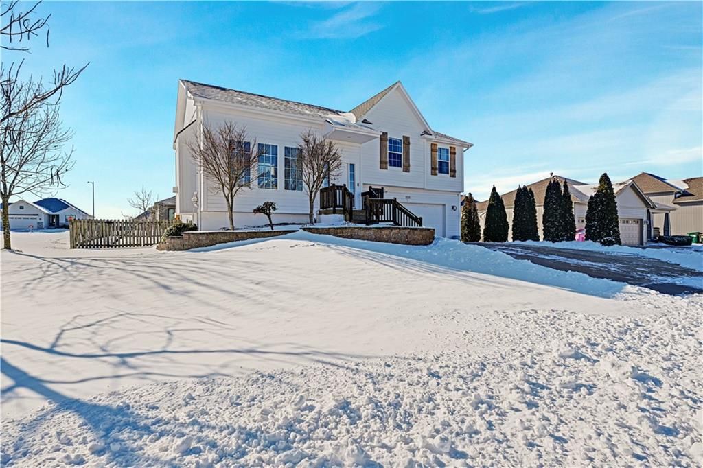 Photo of 1511 N 4th Street E, Louisburg, KS 66053 (MLS # 2598259)