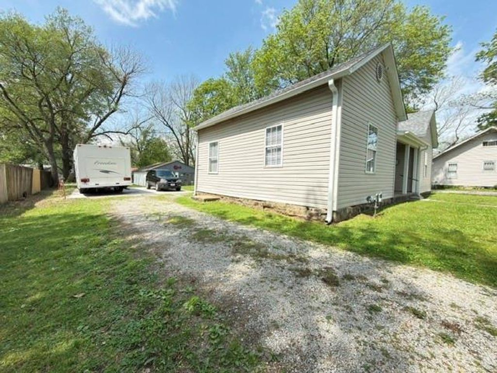 Photo of 1005 Walnut Street, Lamar, MO 64759 (MLS # 2614963)