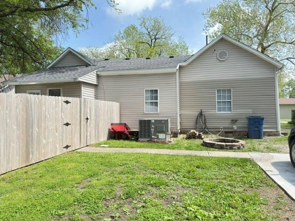 Photo of 1005 Walnut Street, Lamar, MO 64759 (MLS # 2614963)