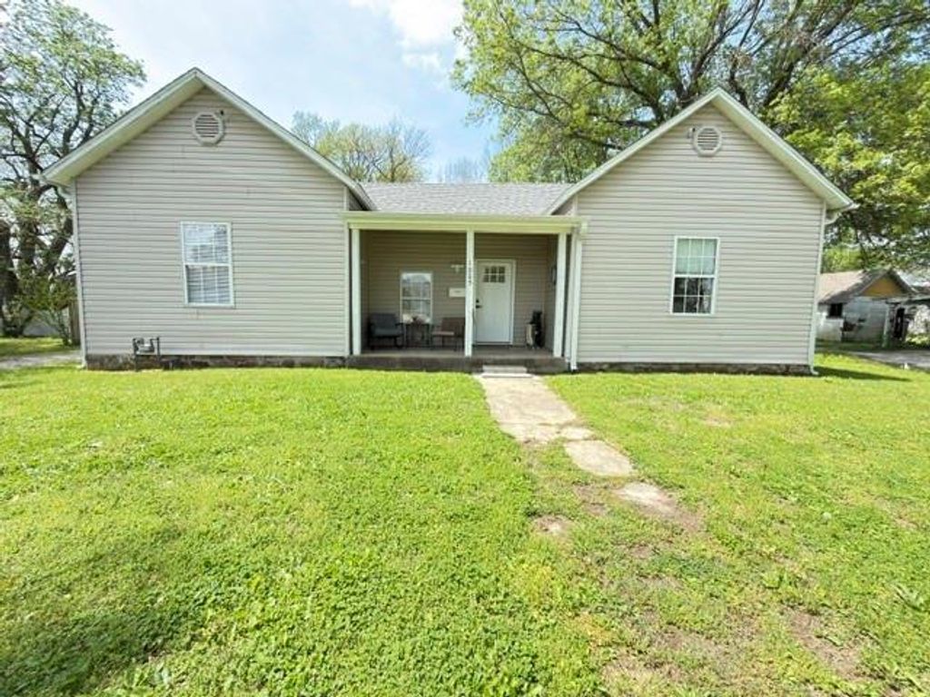 Photo of 1005 Walnut Street, Lamar, MO 64759 (MLS # 2614963)