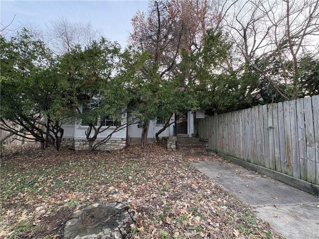 Photo of 3700 E Roanoke Drive, Kansas City, MO 64111 (MLS # 2591939)