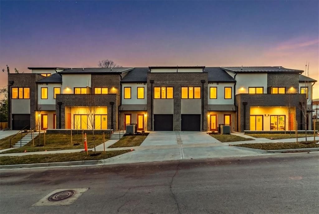 Photo of 1229 E 29th Street, Kansas City, MO 64109 (MLS # 2599322)