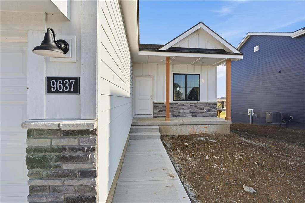 Photo of 9637 N Colrain Avenue, Kansas City, MO 64154 (MLS # 2598711)