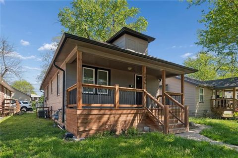 Photo of 4046 E 68TH Terrace, Kansas City, MO 64132 (MLS # 2615574)