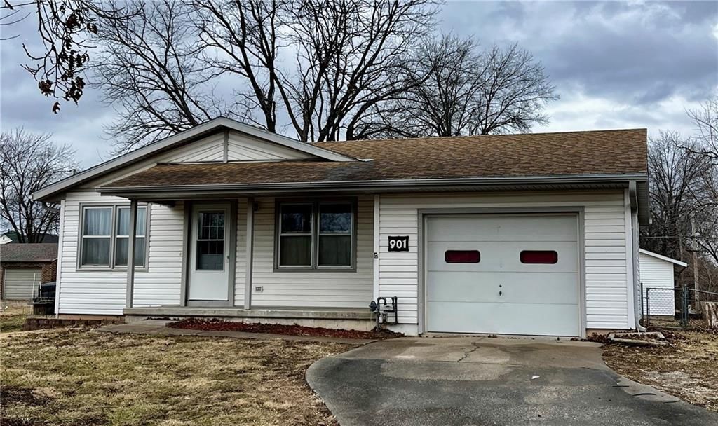 Photo of 901 W Davis Street, Savannah, MO 64485 (MLS # 2596655)