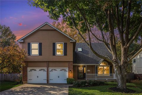 15856 Glenwood Avenue, Overland Park, KS 66223 - MLS#: 2584427