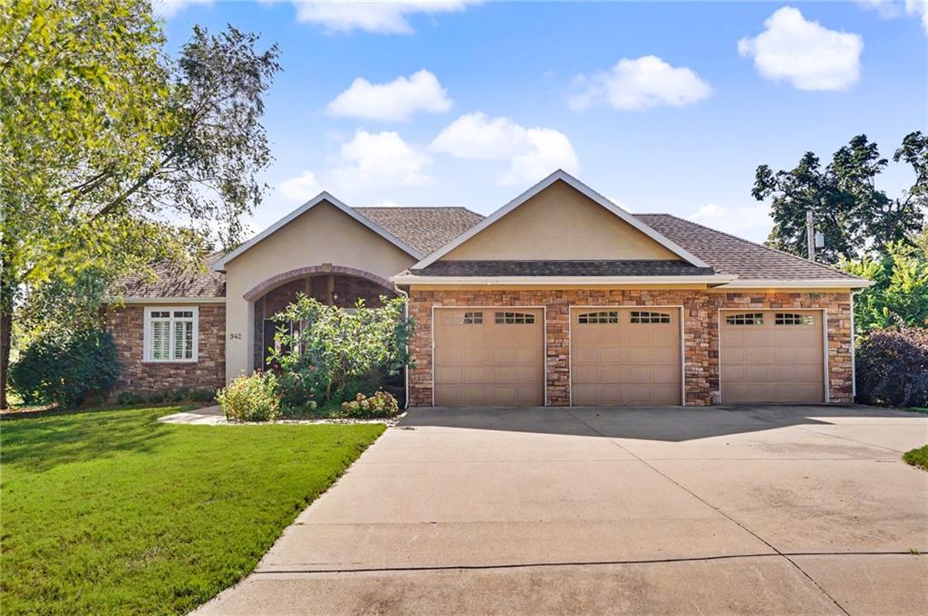 942 E Fairway Drive