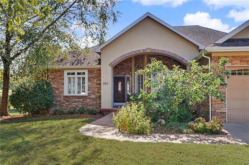942 E Fairway Drive