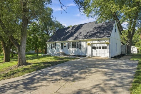 Photo of 3400 E 107th Terrace, Kansas City, MO 64137 (MLS # 2645394)