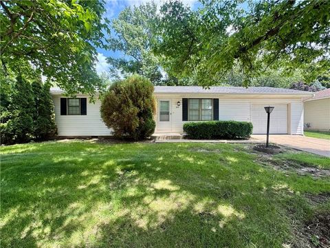 Photo of 1627 N RAY Avenue, Maryville, MO 64468 (MLS # 2628021)