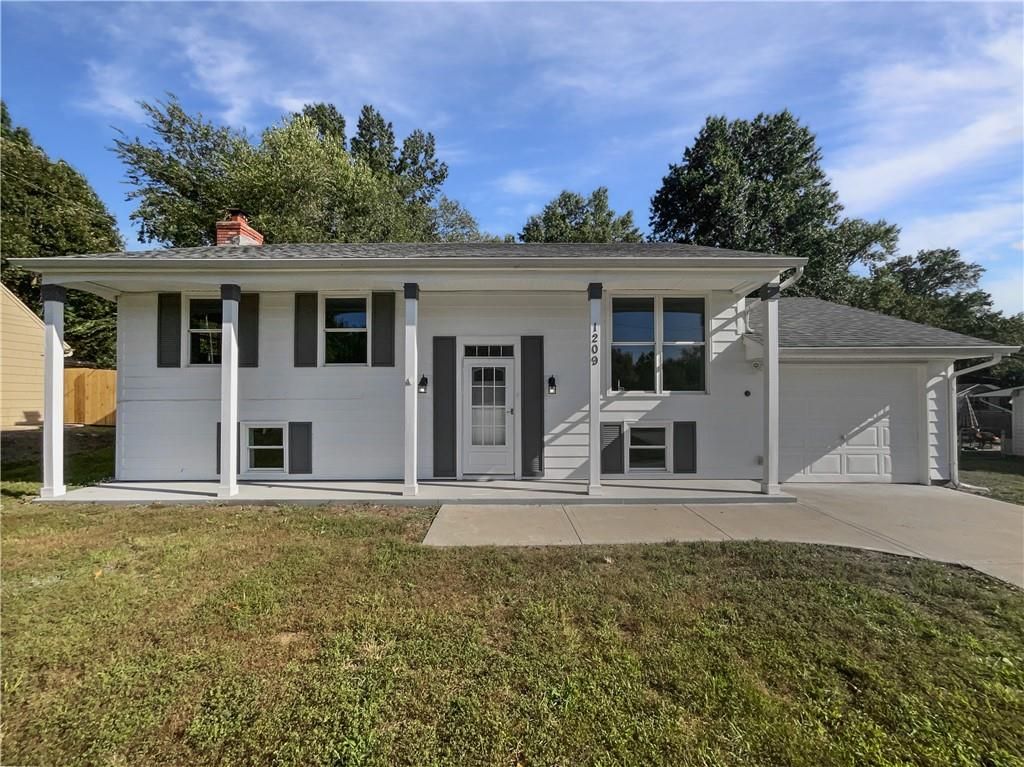Photo of 1209 Liberty Drive Terrace, Liberty, MO 64068 (MLS # 2578204)