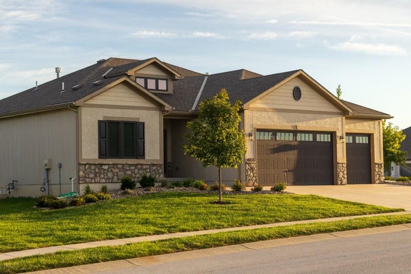 4200 NE CHAPEL MANOR DR, LEES SUMMIT, MO 64064 - Image 33439a0334f55b0bf3efc42f4c3fa080/2632425218