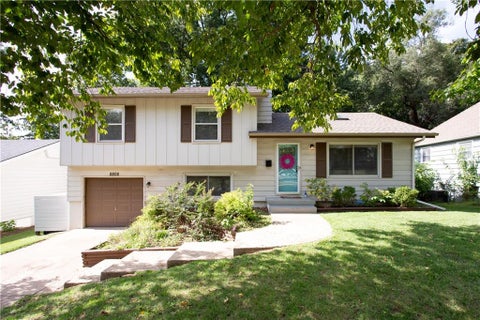 Photo of 8808 W 89th Street, Overland Park, KS 66212 (MLS # 2643795)