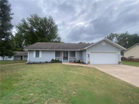 Photo of 2024 W 10th Street, Joplin, MO 64801 (MLS # 2584303)
