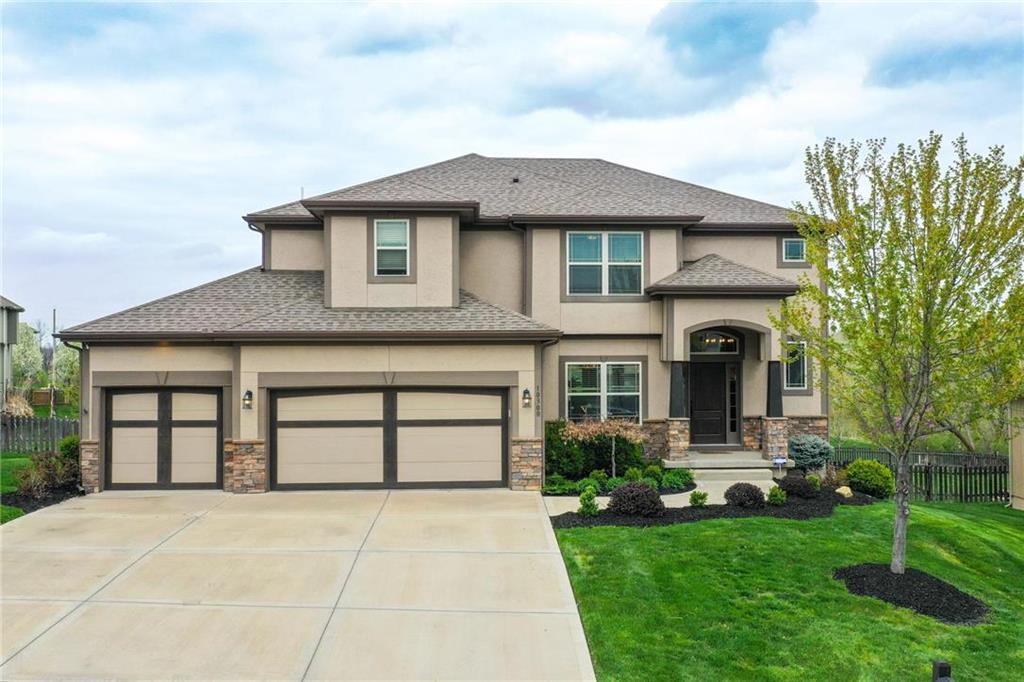 Photo 1 of 35 — 10300 NE 102nd Lane, Kansas City, MO 64157