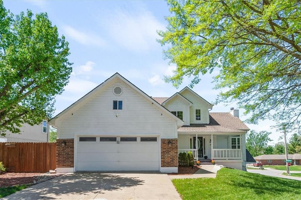 Photo of 2615 NE SPRINGBROOK Street, Blue Springs, MO 64014 (MLS # 2612790)