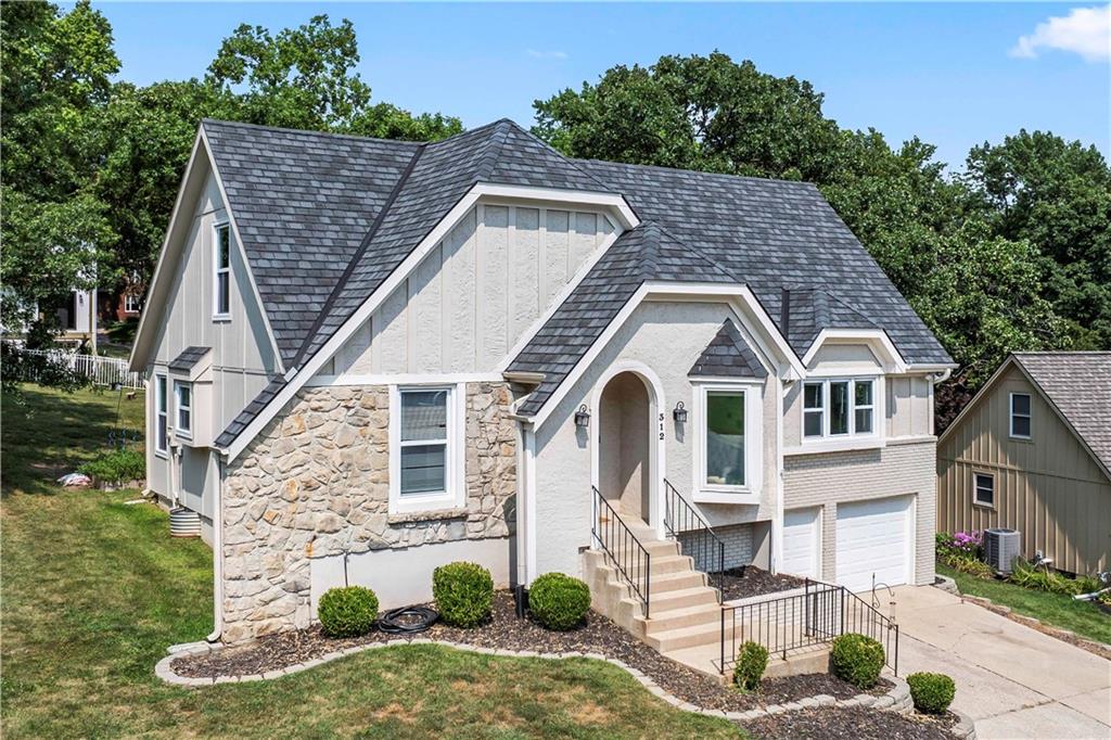 312 NW Locust Street