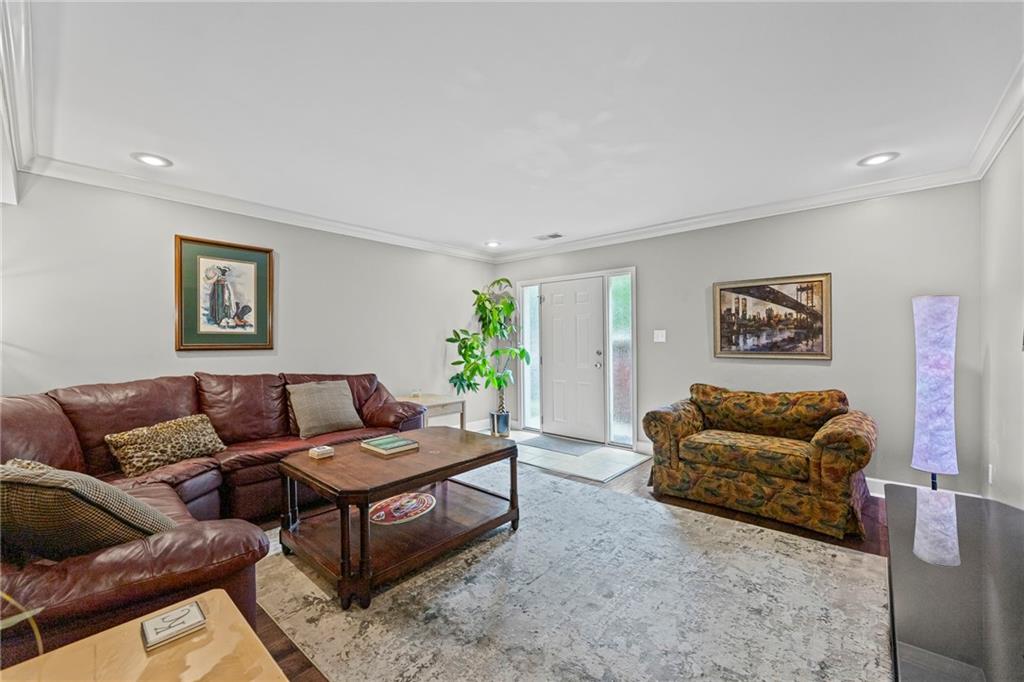 536 W 10th Street