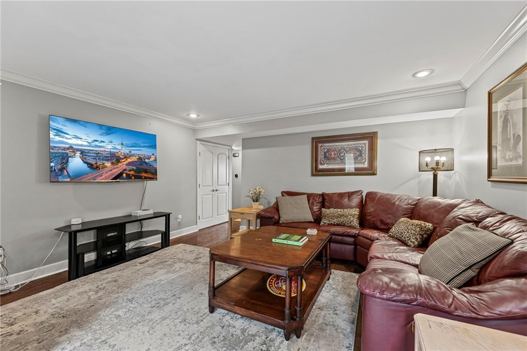 536 W 10th Street