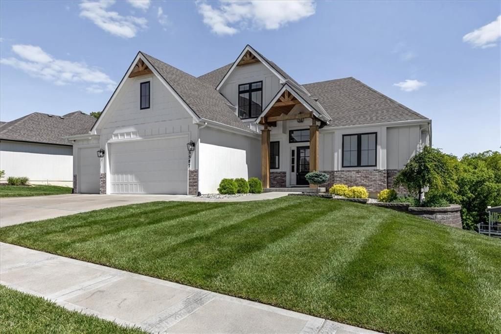 Photo of 5587 Thousand Oaks Drive, Parkville, MO 64152 (MLS # 2618447)