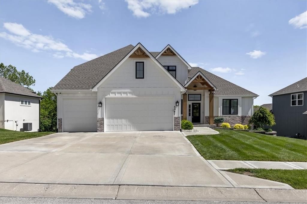 Photo of 5587 Thousand Oaks Drive, Parkville, MO 64152 (MLS # 2618447)