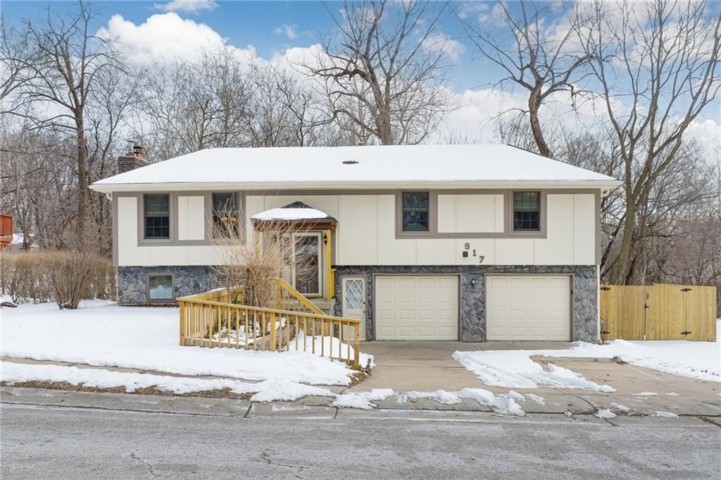 Photo of 917 NW Valley Lane, Riverside, MO 64150 (MLS # 2598745)