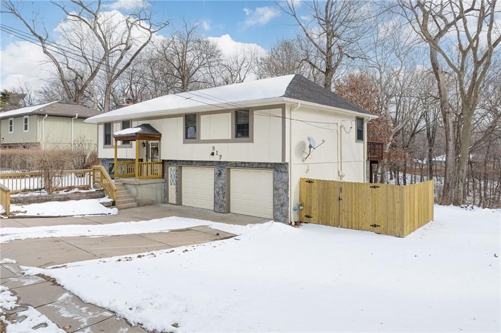 Photo of 917 NW Valley Lane, Riverside, MO 64150 (MLS # 2598745)