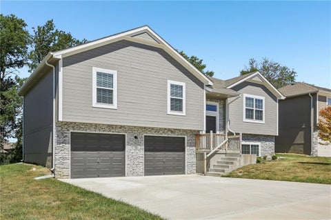 Photo of 910 NW Hilltop Lane, Grain Valley, MO 64029 (MLS # 2640899)