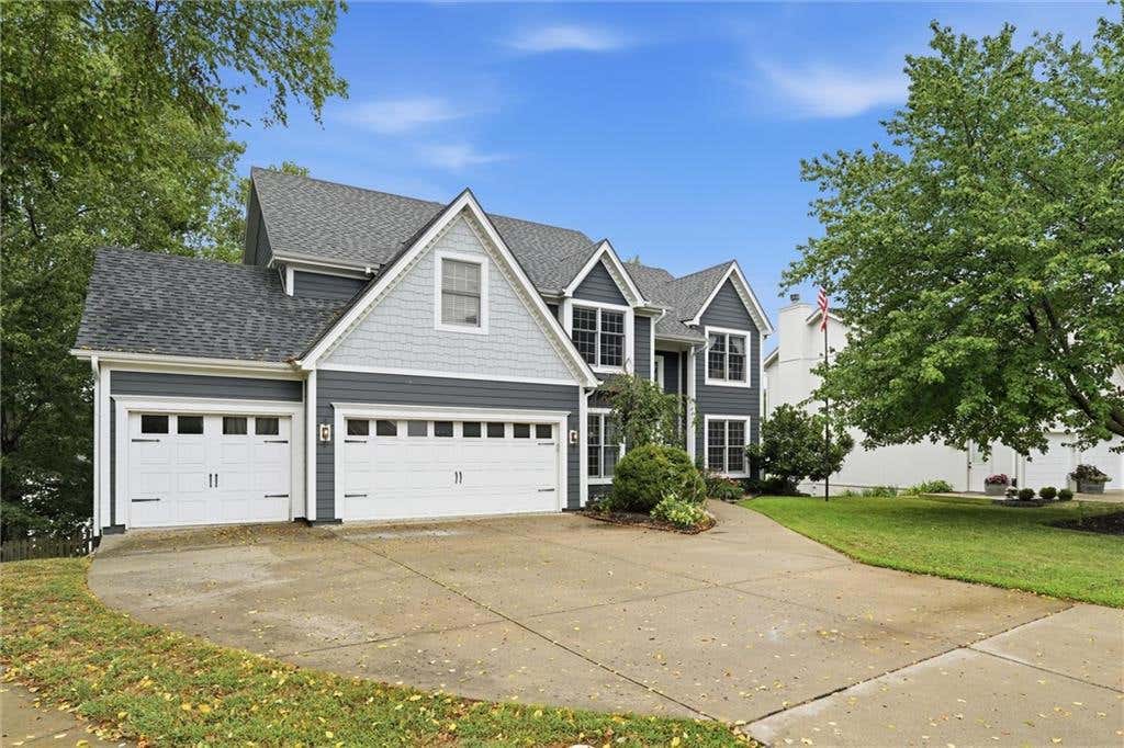 Photo of 809 Cottonwood Place, Liberty, MO 64068 (MLS # 2632345)