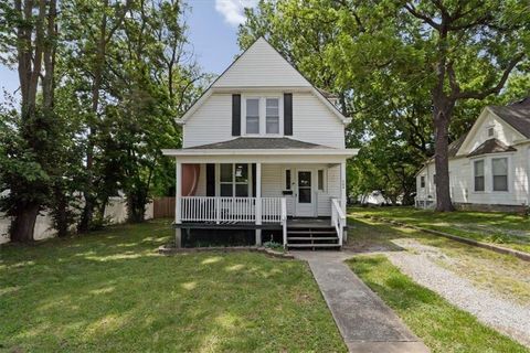 Photo of 404 S Osage Street, Independence, MO 64050 (MLS # 2620567)