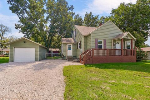613 E Market Street, Lacygne, KS 66040 - #: 2569802