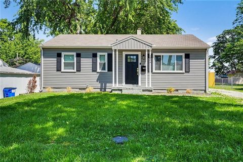 Photo of 2504 NE 59th Terrace, Kansas City, MO 64118 (MLS # 2620134)