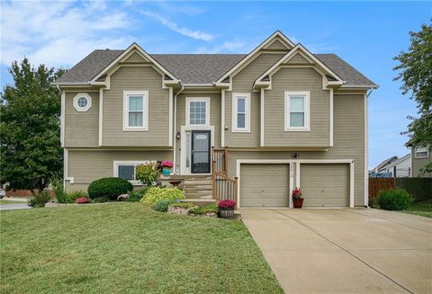 Photo of 20410 W 201 Street, Spring Hill, KS 66083 (MLS # 2582292)
