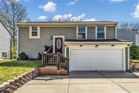Photo of 621 E Bristol Lane, Olathe, KS 66061 (MLS # 2616184)
