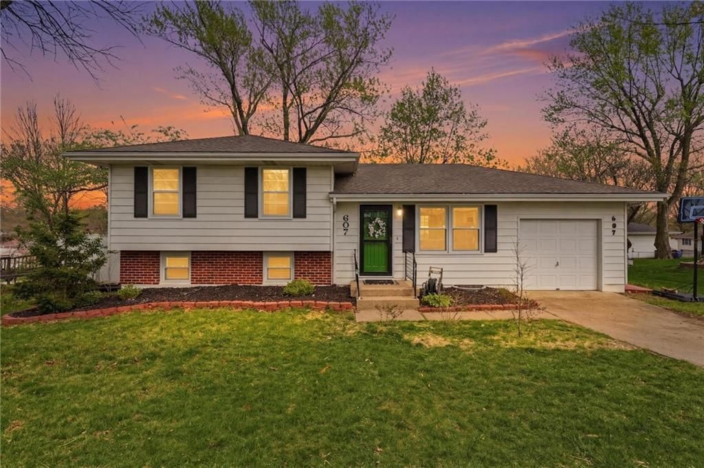 Photo of 607 Glendale Road, Liberty, MO 64068 (MLS # 2608031)