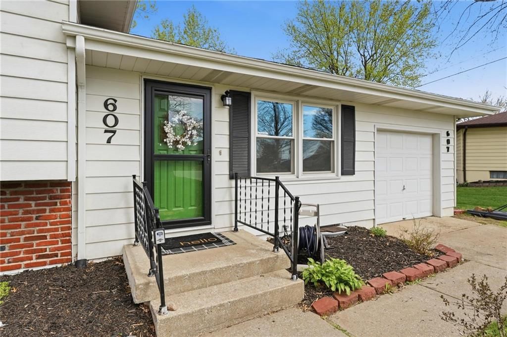 Photo of 607 Glendale Road, Liberty, MO 64068 (MLS # 2608031)