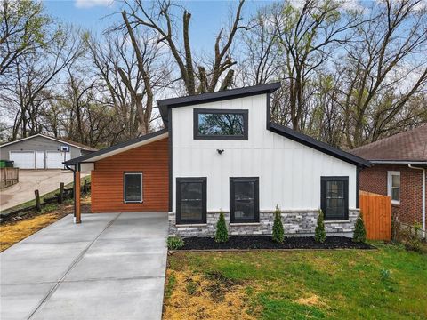 Photo of 1215 E South Avenue, Independence, MO 64050 (MLS # 2621060)