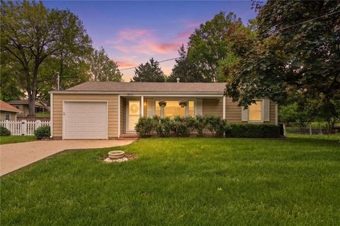 Photo of 5711 N Amoret Avenue, Kansas City, MO 64151 (MLS # 2615565)
