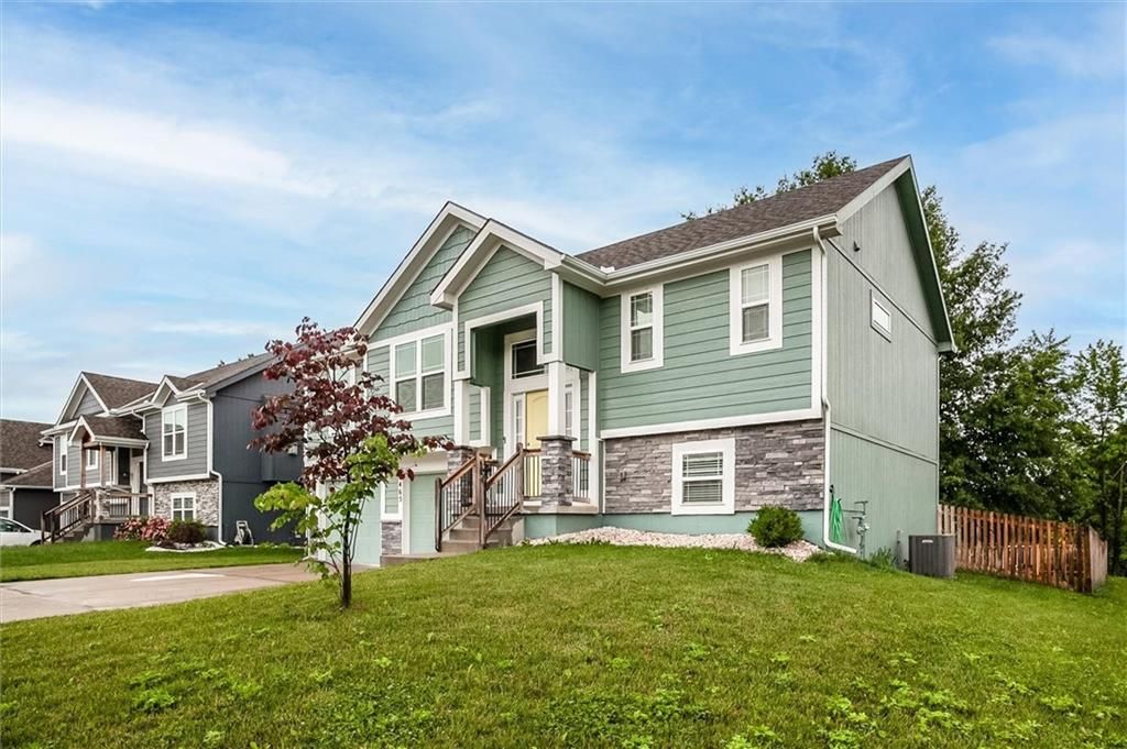 Photo of 465 Lilly Lane, Liberty, MO 64068 (MLS # 2552404)