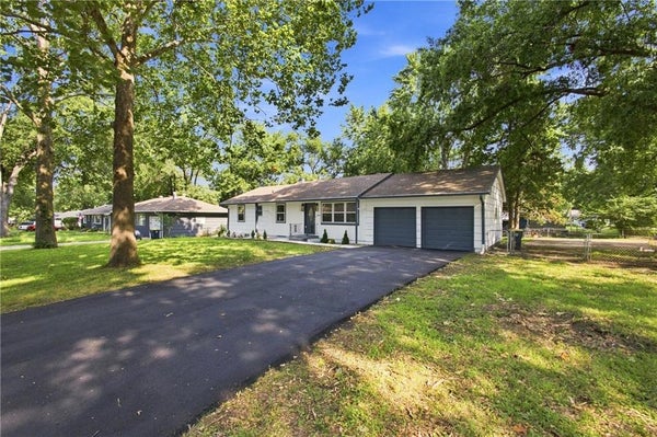 4514 E 113TH ST, KANSAS CITY, MO 64137 - Image 36bf2be819cee64fc22a5ec5f1442484/442040024