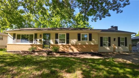 Photo of 1512 NW B Street, Blue Springs, MO 64015 (MLS # 2619995)